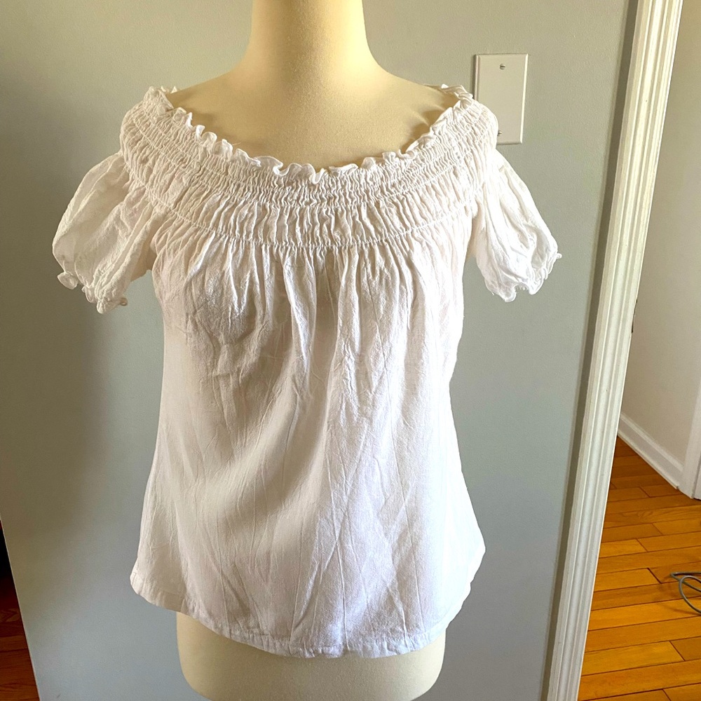 Harlow cute white top. Size M. Can be worn off shoulder or on.